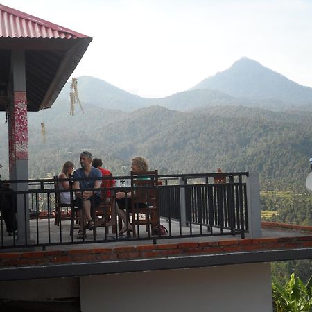 One Homestay And Warung Munduk Exterior foto