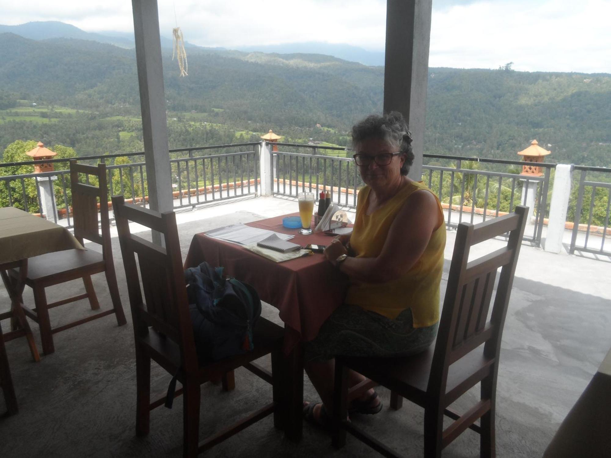 One Homestay And Warung Munduk Exterior foto