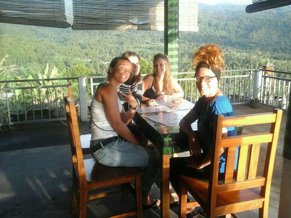 One Homestay And Warung Munduk Exterior foto