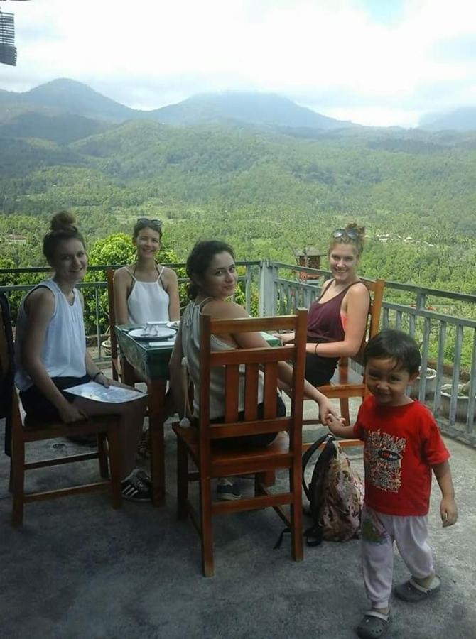 One Homestay And Warung Munduk Exterior foto